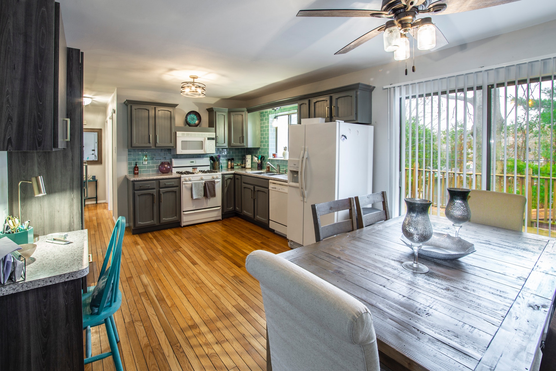 A picture of the kitchen